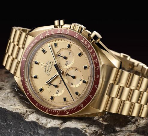 This new Speedmaster has been presented on the case which is exclusively designed by Omega.