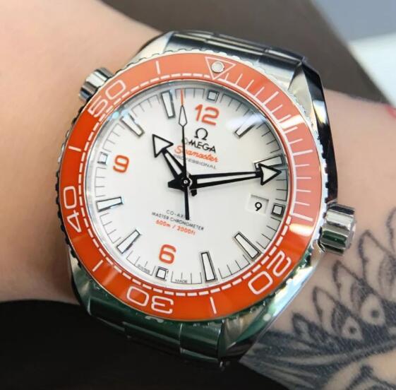 The orange bezel makes the timepiece more dynamic and youthful.