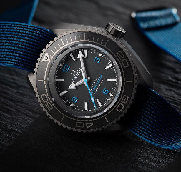 The titanium case is inspired by the material of the body of submersibles.