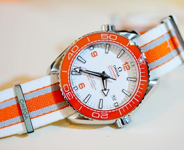 The timepiece looks dynamic and youthful.