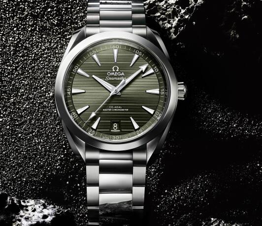 The new green tone endows the timepiece with distinctive style.