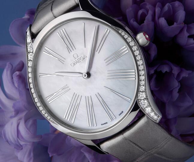 The diamonds on the case add the feminine touch to the timepiece.