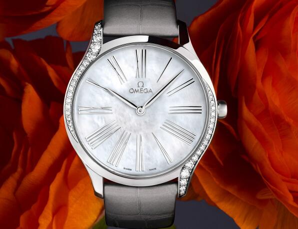The mother-of-pearl dial makes the timepiece more charming and elegant.
