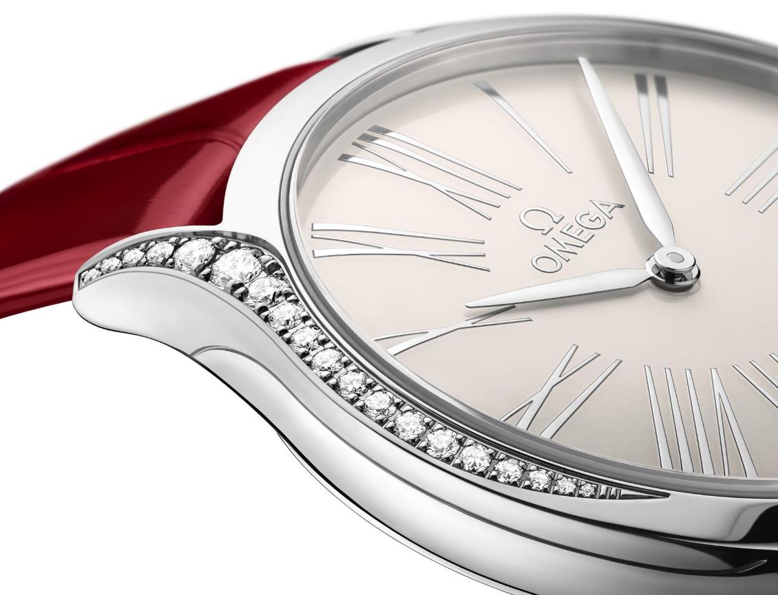 The stainless steel fake watch has a silvery dial.