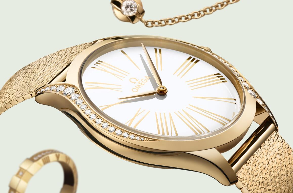 The Moonshine 18k gold has a white dial.