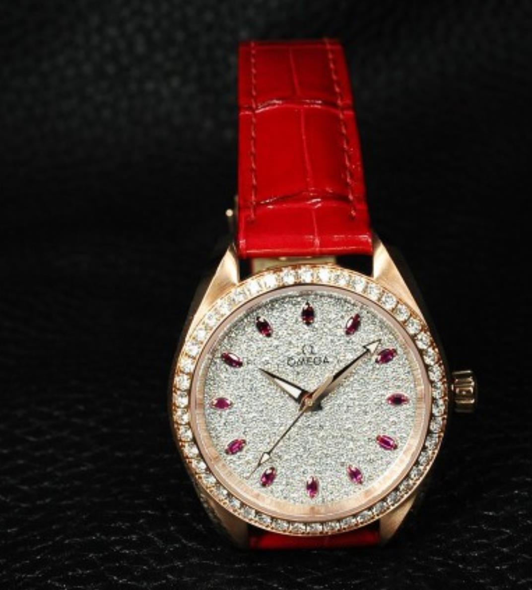 The diamond-paved dial fake watch is designed for women.