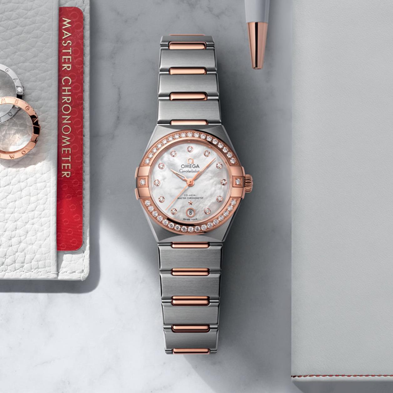 The 29mm fake watch is designed for women.