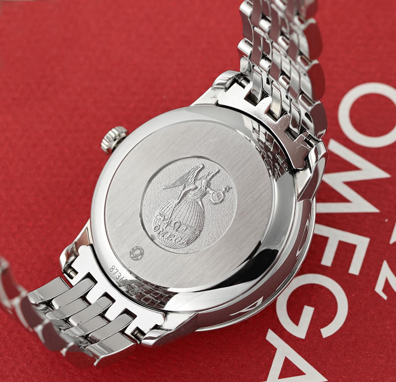 The Swiss made fake watch is equipped with caliber 2500.