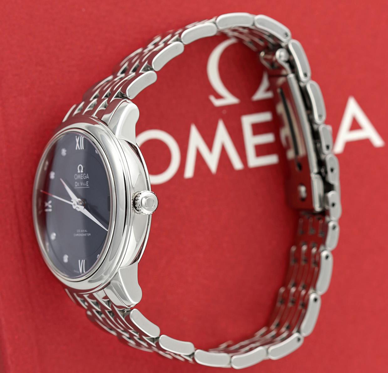 The stainless steel fake watch is waterproof.